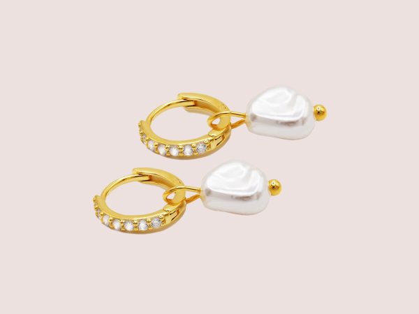 pearl zirconia huggie earrings